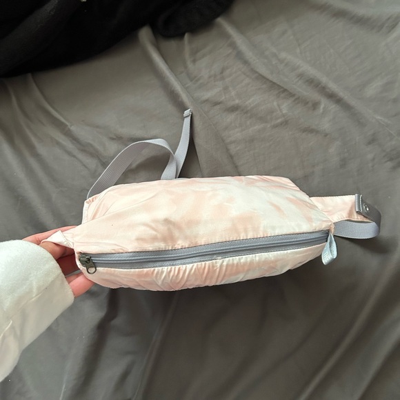 North face women’s size L windbreaker pullover (folds into fanny pack) - Picture 6 of 7